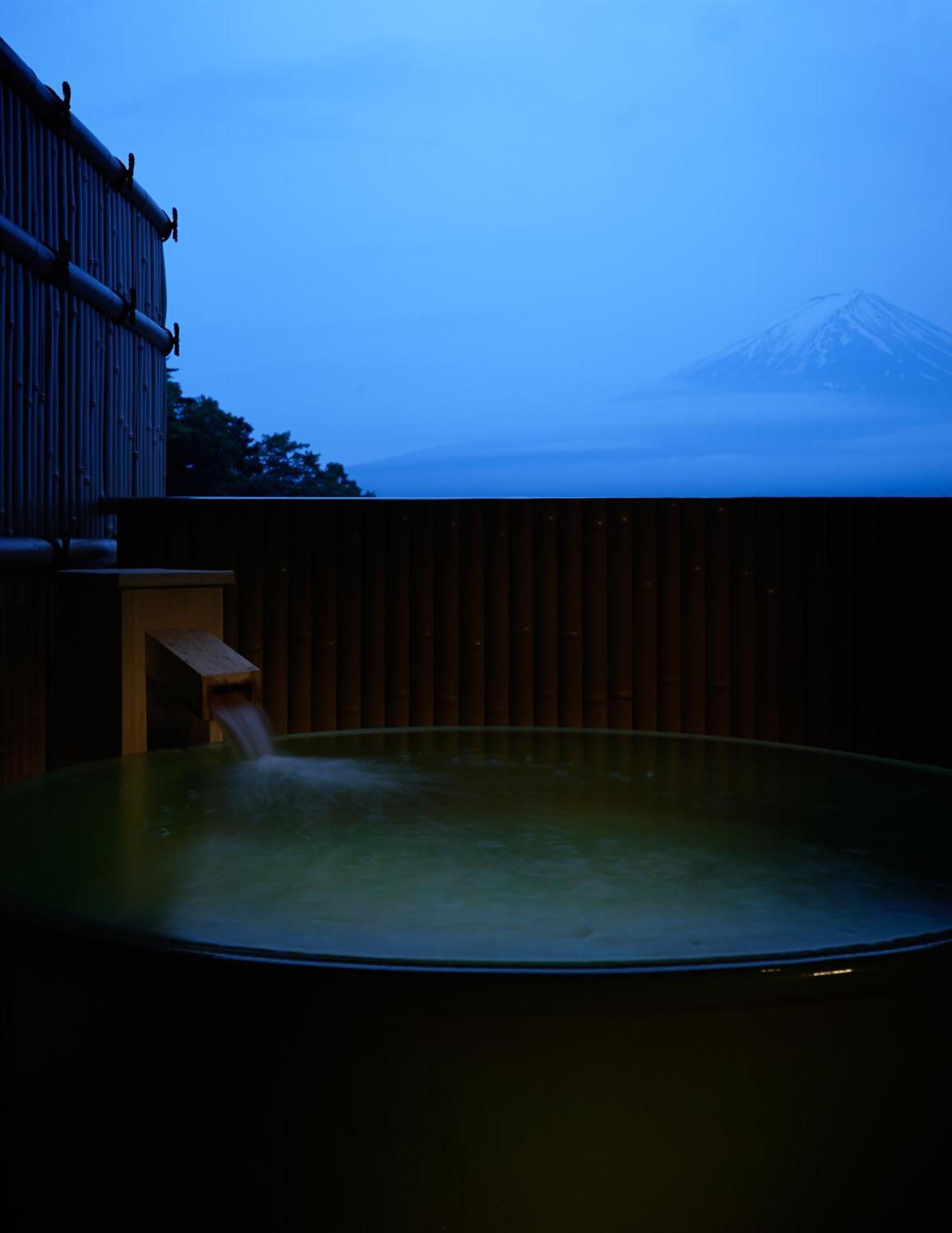 Fujikawaguchiko Onsen Konanso Hotell Rom bilde A view of Mount Fuji from a traditional onsen