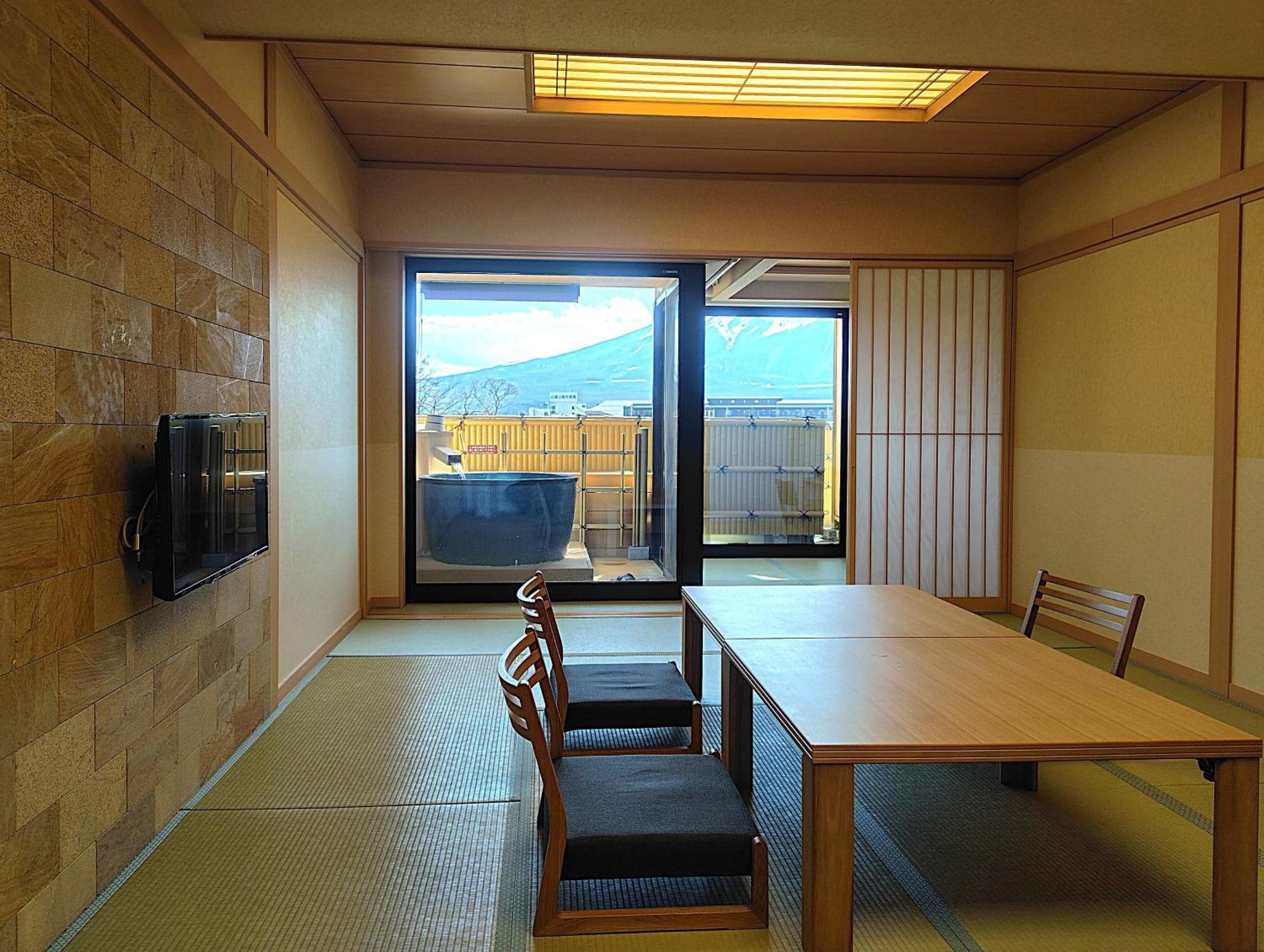 Fujikawaguchiko Onsen Konanso Hotell Eksteriør bilde A room at the Kyoto International Manga Museum