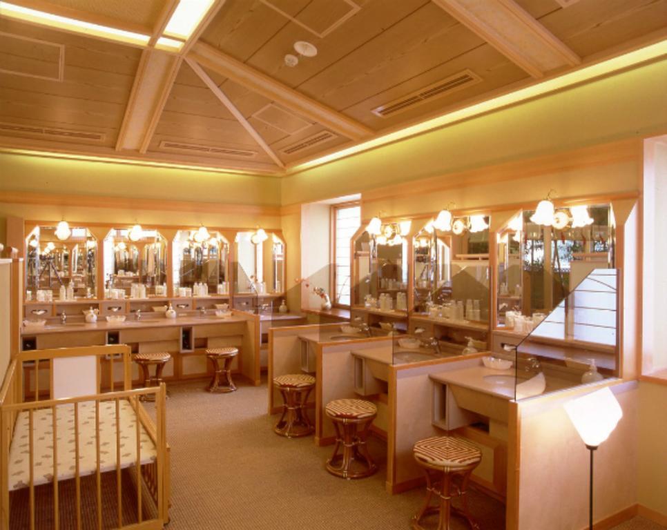 Fujikawaguchiko Onsen Konanso Hotell Eksteriør bilde A traditional onsen