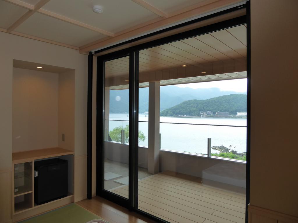 Fujikawaguchiko Onsen Konanso Hotell Eksteriør bilde A sliding door