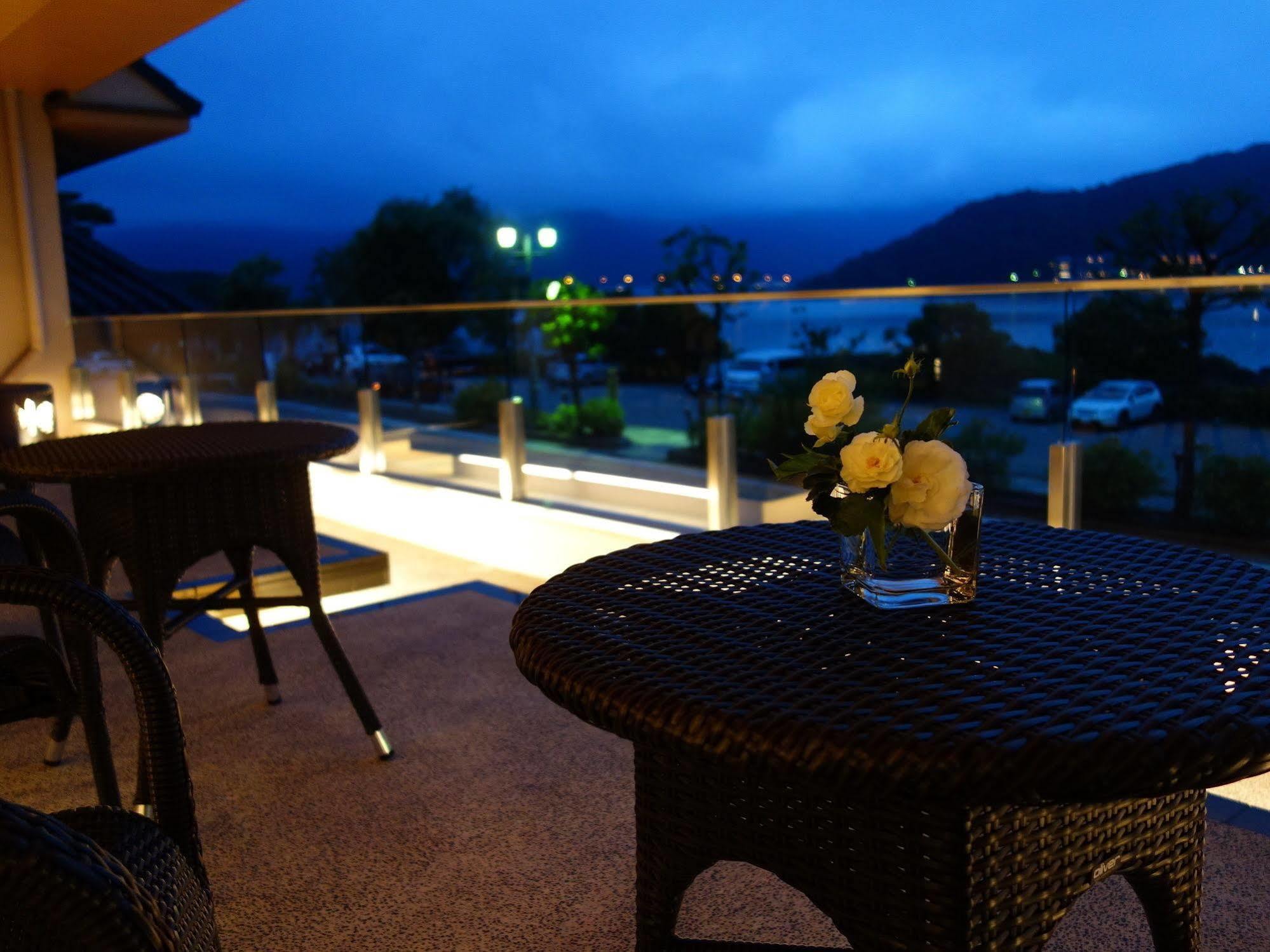 Fujikawaguchiko Onsen Konanso Hotell Eksteriør bilde A balcony at night